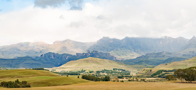 A view of the majestic Drakensberg mountain range, which can be experienced when you book your hotel or other accommodation with Flight Centre.